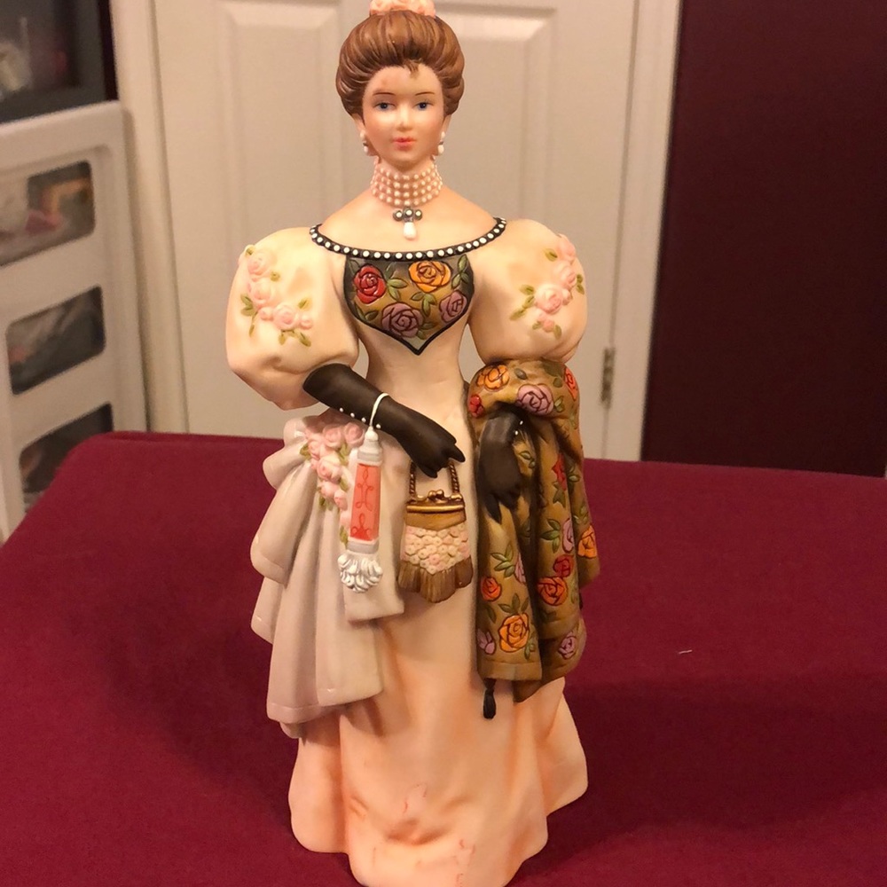 Avon Mrs.Albee 2000 porcelain figurine award